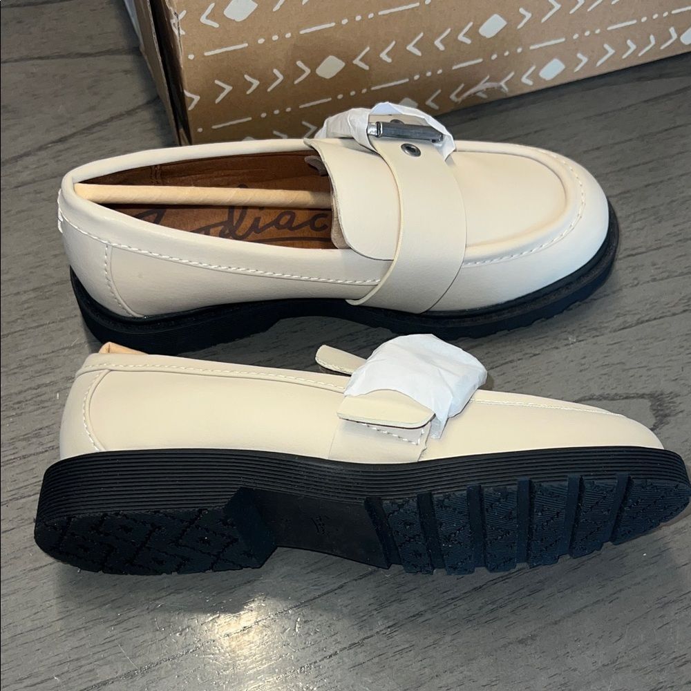 Zodiac Cream Loafers with Black Soles